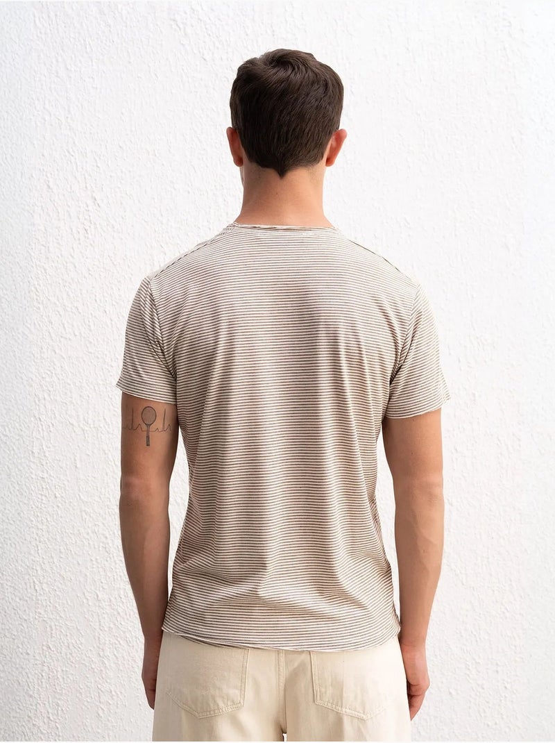 T-shirt a righe con girocollo e ricamo giesto Marrone chiaro - Kiabi