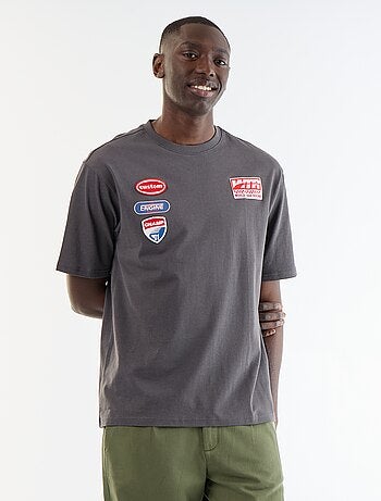 T-shirt a tinta unita a maniche corte con patch cucite