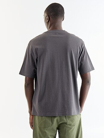 T-shirt a tinta unita a maniche corte con patch cucite