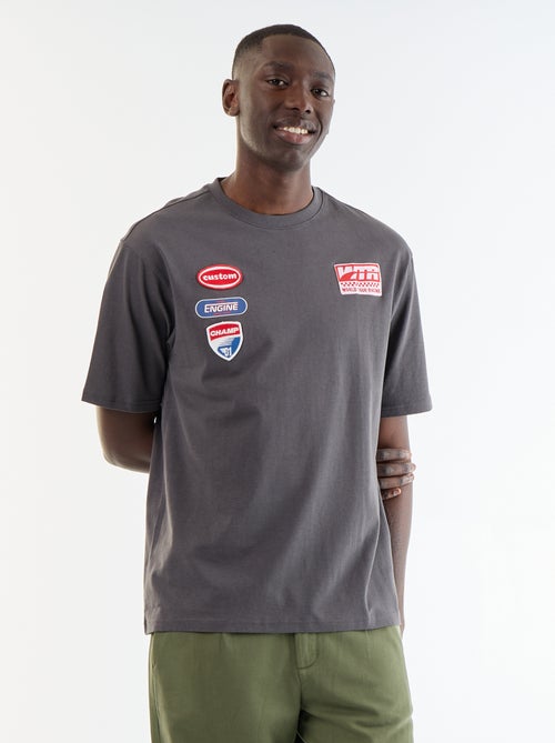 T-shirt a tinta unita a maniche corte con patch cucite - Kiabi T-shirt a tinta unita a maniche corte con patch cucite - Kiabi