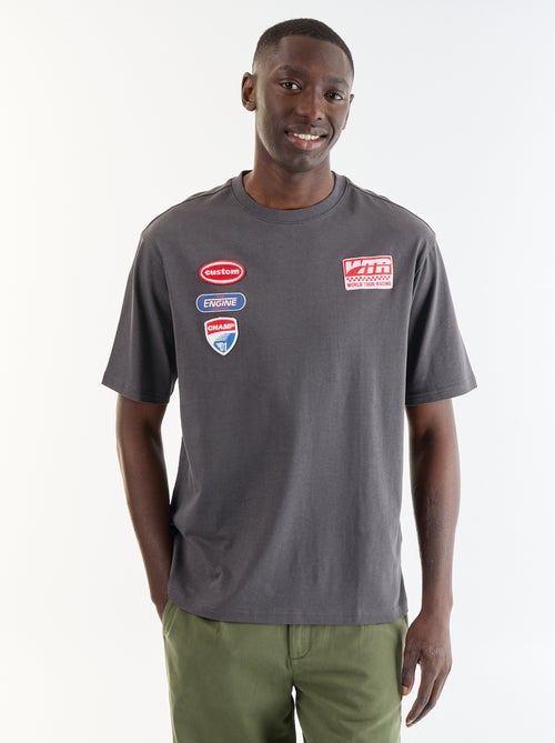 T-shirt a tinta unita a maniche corte con patch cucite - Kiabi T-shirt a tinta unita a maniche corte con patch cucite - Kiabi