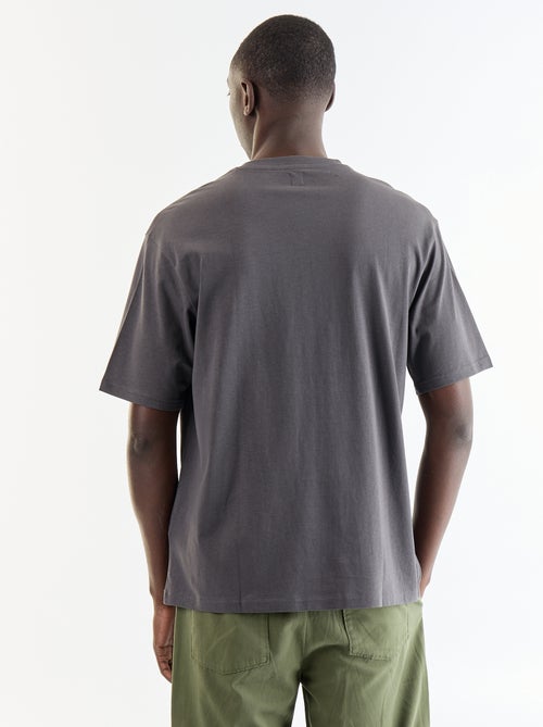 T-shirt a tinta unita a maniche corte con patch cucite - Kiabi T-shirt a tinta unita a maniche corte con patch cucite - Kiabi