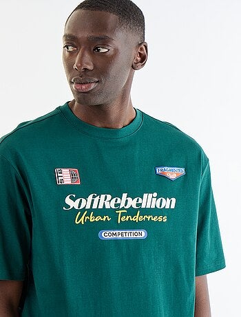T-shirt a tinta unita a maniche corte con patch cucite