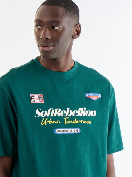 T-shirt a tinta unita a maniche corte con patch cucite - Kiabi T-shirt a tinta unita a maniche corte con patch cucite - Kiabi