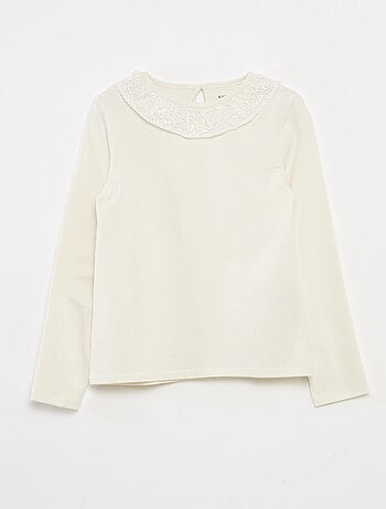 T-shirt a tinta unita con ampio collo a volant e paillettes
