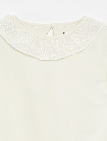 T-shirt a tinta unita con ampio collo a volant e paillettes