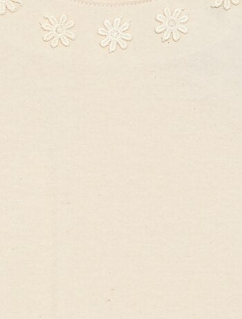 T-shirt a tinta unita con fiori fantasia sul colletto