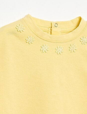 T-shirt a tinta unita con fiori fantasia sul colletto