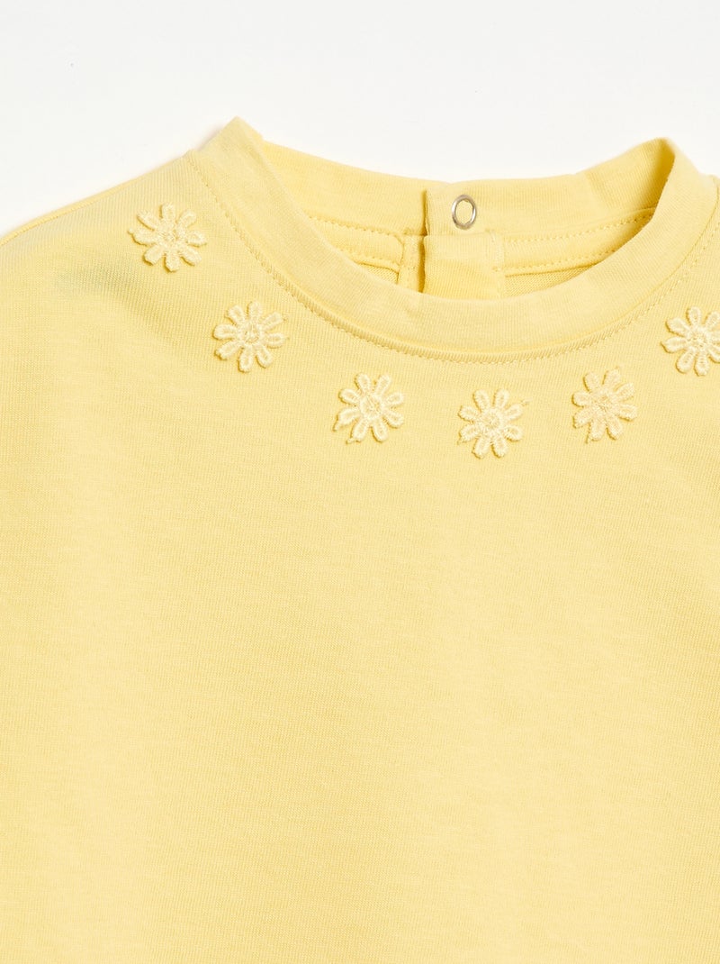 T-shirt a tinta unita con fiori fantasia sul colletto Giallo - Kiabi