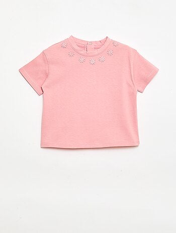 T-shirt a tinta unita con fiori fantasia sul colletto