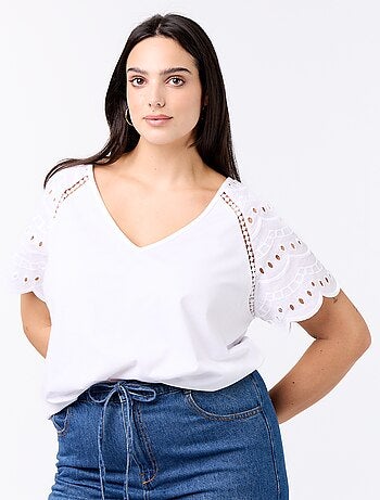 T-shirt a tinta unita con ricami sulle maniche