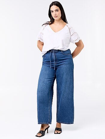 T-shirt a tinta unita con ricami sulle maniche