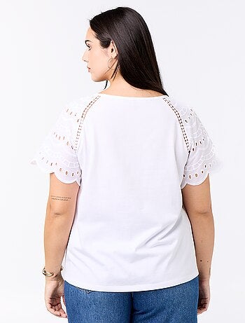T-shirt a tinta unita con ricami sulle maniche