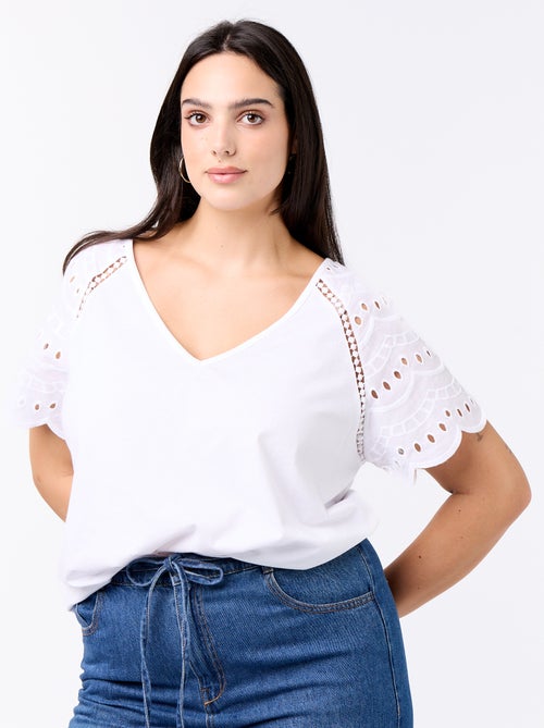 T-shirt a tinta unita con ricami sulle maniche - Kiabi