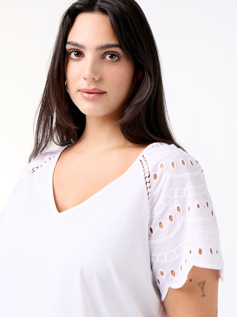 T-shirt a tinta unita con ricami sulle maniche Bianco - Kiabi