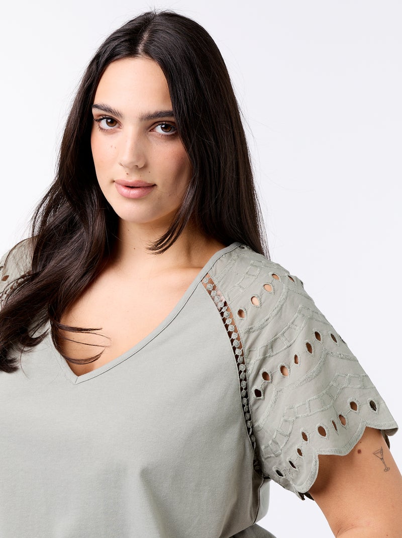 T-shirt a tinta unita con ricami sulle maniche Verde - Kiabi