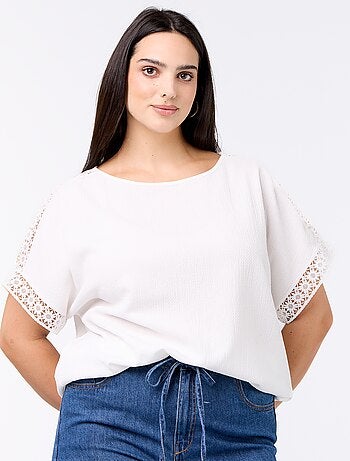 T-shirt a tinta unita con ricamo e macramè sulle maniche