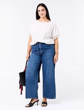 T-shirt a tinta unita con ricamo e macramè sulle maniche