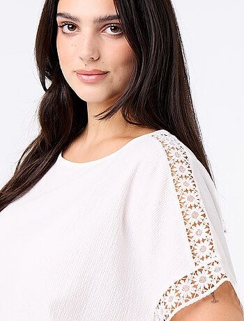 T-shirt a tinta unita con ricamo e macramè sulle maniche