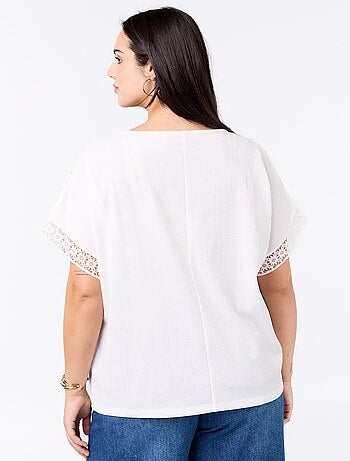 T-shirt a tinta unita con ricamo e macramè sulle maniche