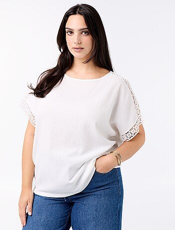 T-shirt a tinta unita con ricamo e macramè sulle maniche