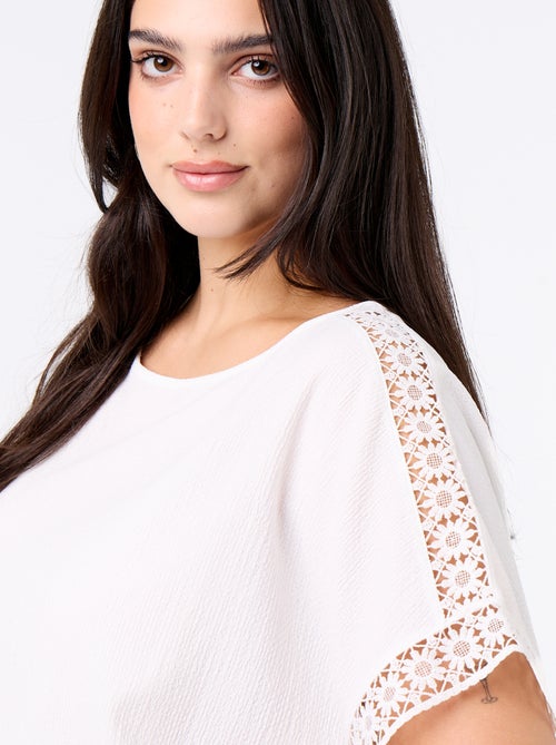 T-shirt a tinta unita con ricamo e macramè sulle maniche - Kiabi