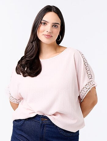 T-shirt a tinta unita con ricamo e macramè sulle maniche