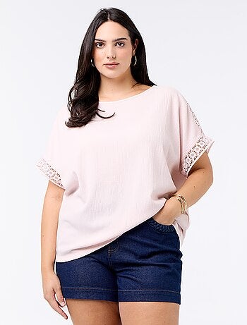 T-shirt a tinta unita con ricamo e macramè sulle maniche