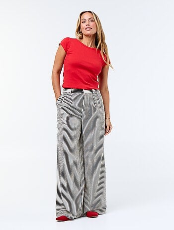 T-shirt a tinta unita con scollo all'americana e maniche corte