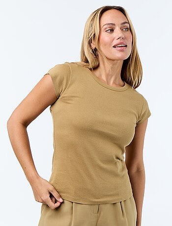 T-shirt a tinta unita con scollo all'americana e maniche corte