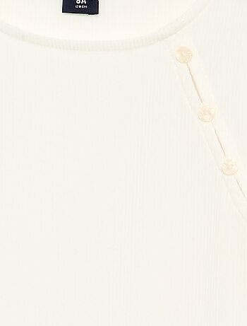 T-shirt a tinta unita in maglia a costine con spalla abbottonata