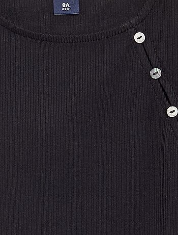 T-shirt a tinta unita in maglia a costine con spalla abbottonata