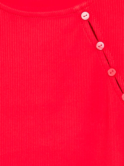 T-shirt a tinta unita in maglia a costine con spalla abbottonata - Kiabi T-shirt a tinta unita in maglia a costine con spalla abbottonata - Kiabi