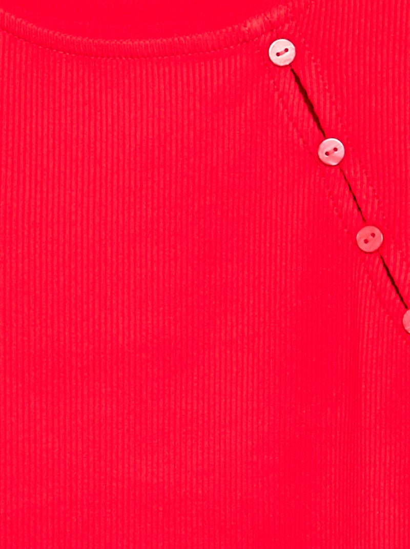 T-shirt a tinta unita in maglia a costine con spalla abbottonata Rosso - Kiabi