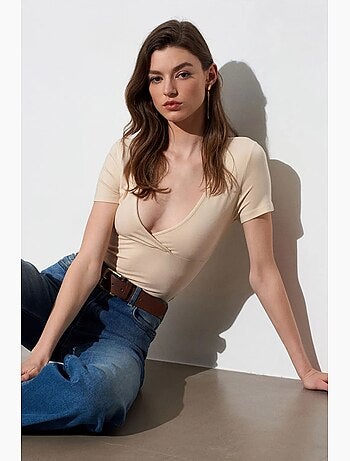 T-shirt aderente con scollo a v e maniche corte dilvin