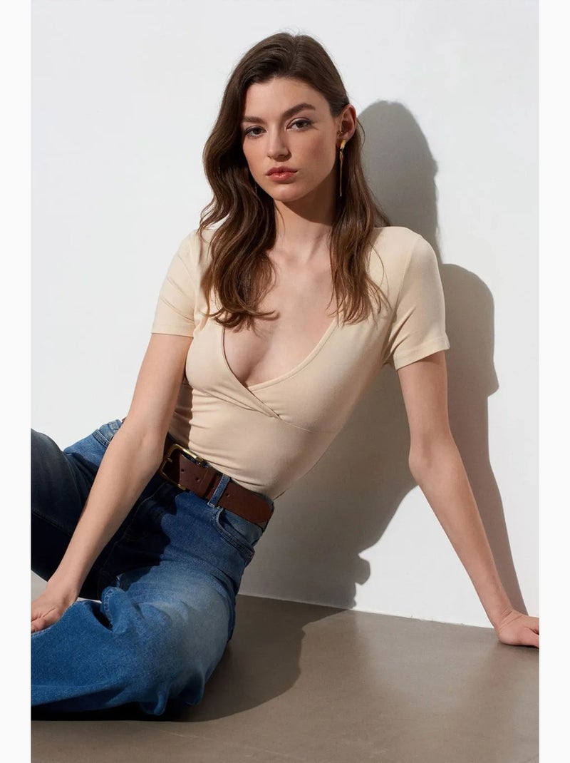 T-shirt aderente con scollo a v e maniche corte dilvin Beige argilla - Kiabi