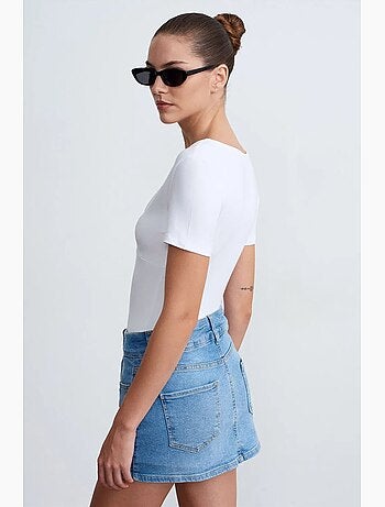 T-shirt aderente con scollo a v e maniche corte dilvin