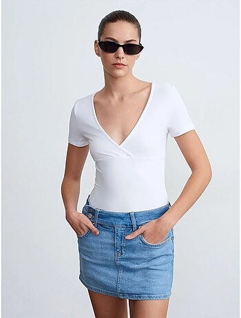 T-shirt aderente con scollo a v e maniche corte dilvin