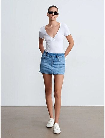 T-shirt aderente con scollo a v e maniche corte dilvin