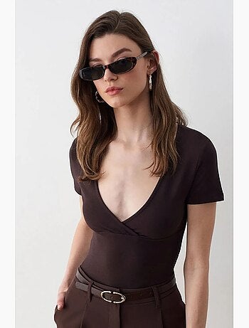 T-shirt aderente con scollo a v e maniche corte dilvin