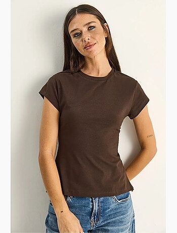 T-shirt aderente con tagli manica corta lucci