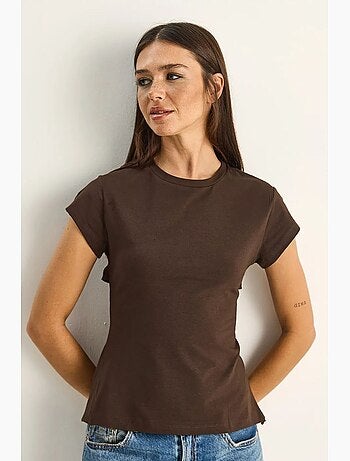T-shirt aderente con tagli manica corta lucci