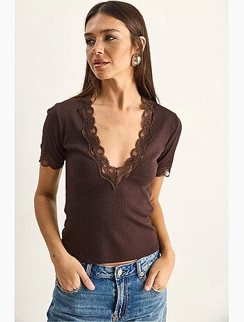 T-shirt aderente scollo a v pizzo a costine manica corta lucci