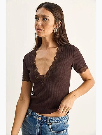 T-shirt aderente scollo a v pizzo a costine manica corta lucci