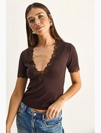 T-shirt aderente scollo a v pizzo a costine manica corta lucci