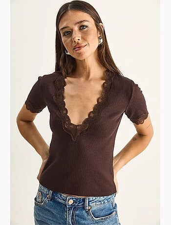 T-shirt aderente scollo a v pizzo a costine manica corta lucci