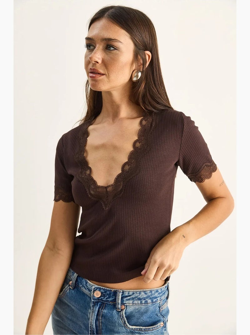 T-shirt aderente scollo a v pizzo a costine manica corta lucci Marrone cioccolato - Kiabi