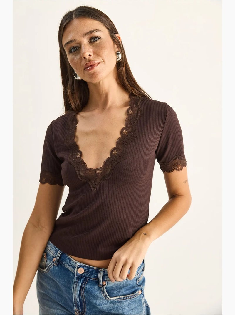 T-shirt aderente scollo a v pizzo a costine manica corta lucci Marrone cioccolato - Kiabi