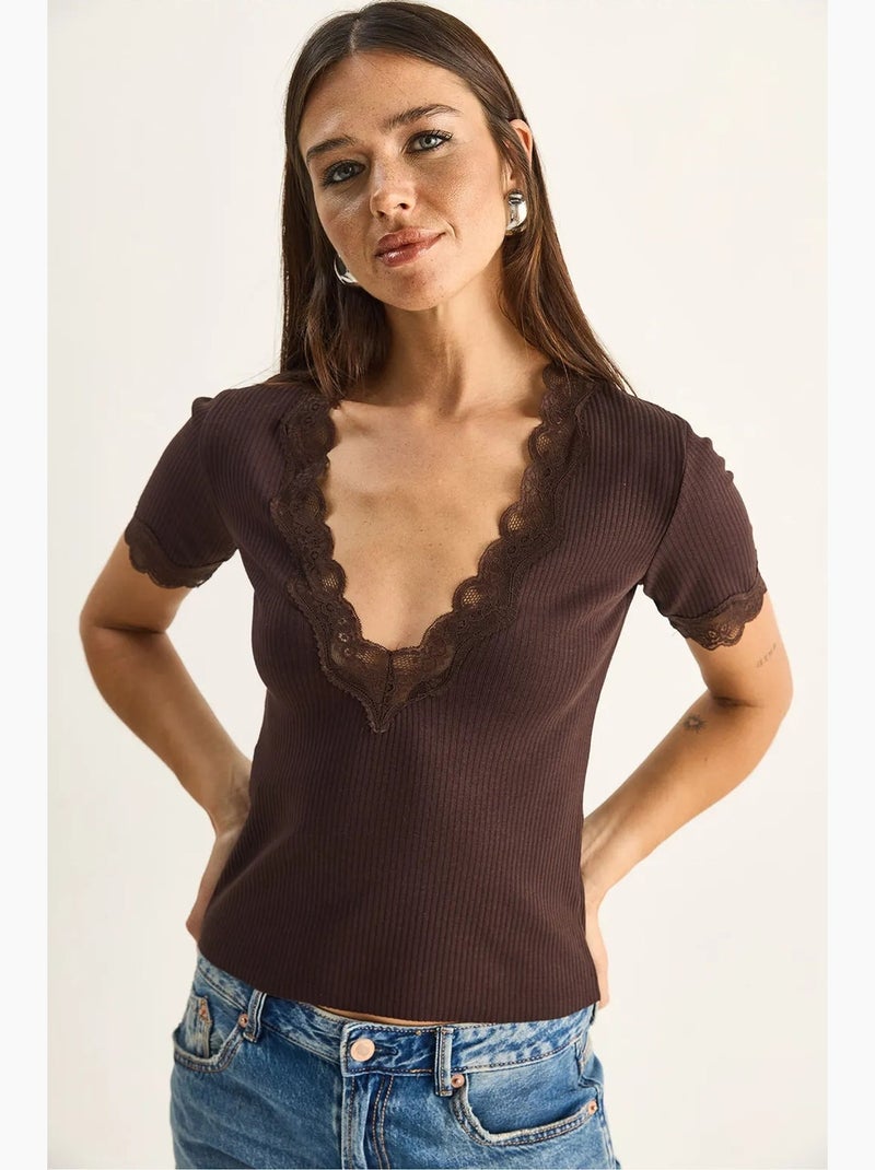 T-shirt aderente scollo a v pizzo a costine manica corta lucci Marrone cioccolato - Kiabi