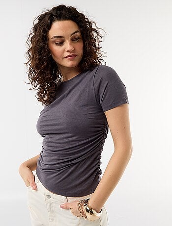 T-shirt asimmetrica con drappeggio sulla spalla